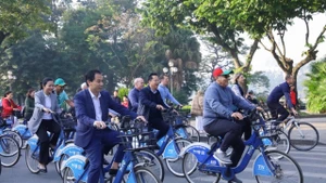 300人を超える国内外の代表が、第5回「グリーンなハノイのための友好サイクリングジャーニー」に参加した。