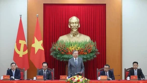 歓迎式典で挨拶するトー・ラム書記長（中央）（写真：VNA）