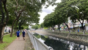 汚染の深刻化が進むハンバン水路では、市によって浚渫・改修作業が進められている。（写真：クイ・ヒエン）