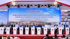 ファム・ミン・チン首相と出席者らが起工式を執り行った。