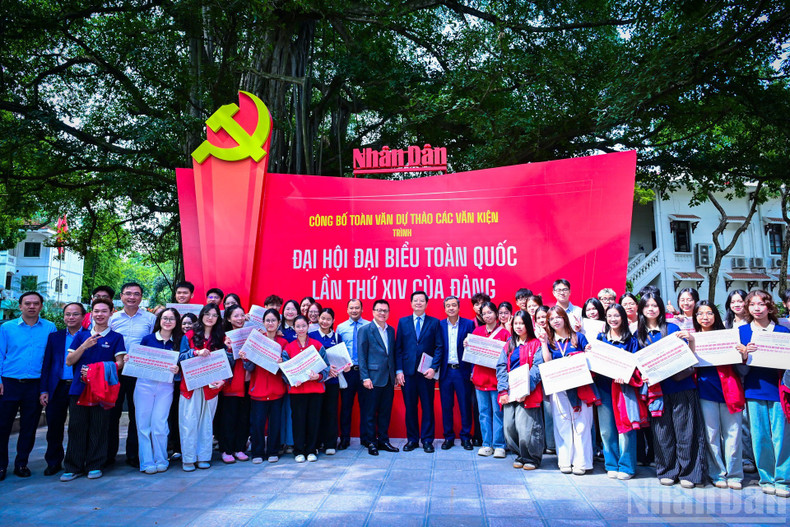 党および政府の指導者らが展示エリアを訪れ、若い読者と記念撮影を行った。