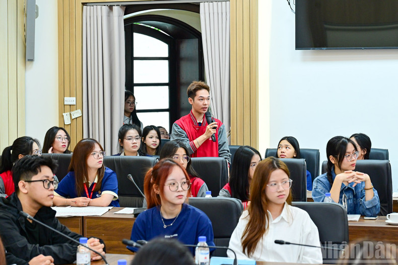 若者代表が登壇者と意見交換や見解の共有を行った。