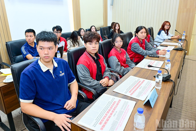 登壇者の発表に熱心に耳を傾ける参加者たち