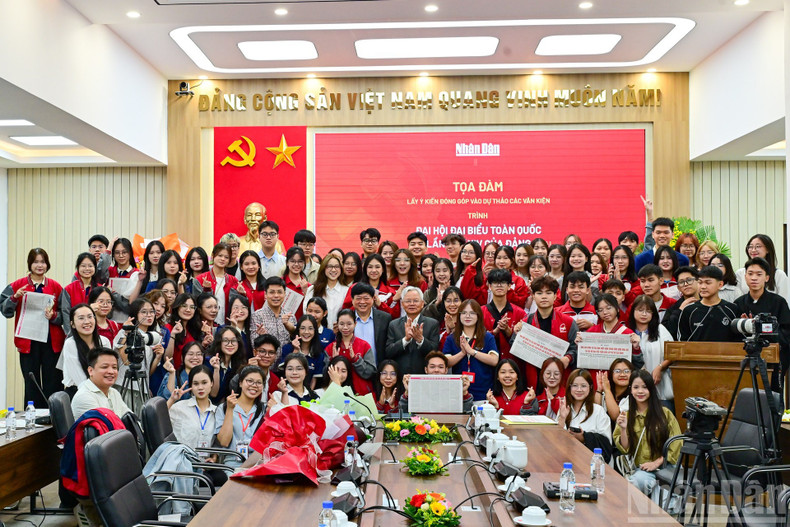 登壇者と若手の参加者は、セミナーの思い出深い瞬間を写真に収めた。