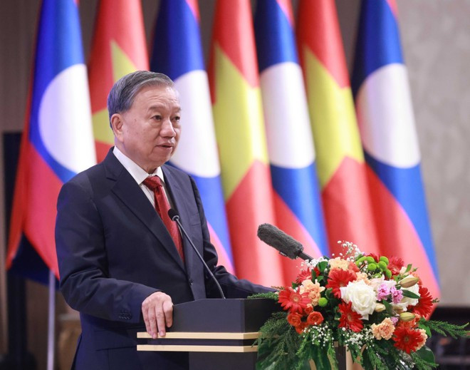 2025年12月1日夜、ビエンチャンで開催された国賓晩餐会で挨拶するトー・ラム書記長。主催はトンルン・シスリット・ラオス人民革命党書記長兼ラオス国家主席夫妻写真：VNA