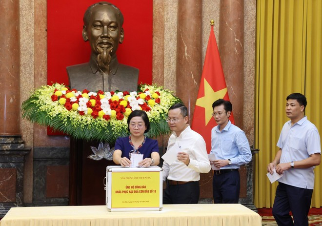 国家主席府の職員が台風 10号被災者支援のために寄付を行う様子（写真：VNA）