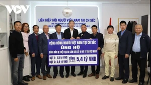 チェコ共和国ベトナム人協会連合会は、ベトナム祖国戦線中央委員会の代表者に5億4,000万ドンを贈呈した。（写真：vov.vn）