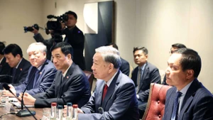 ロンドンで開催のAI・テクノロジーに関するセミナーに出席するトー・ラム党書記長（写真：VNA）