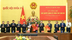 国会議長のチャン・タイン・マン氏が式典で関係者に任命書を授与した。（写真：NDO）