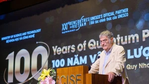 2012年ノーベル物理学賞受賞者のセルジュ・アロシュ教授が、ザーラーイ省で開催された国際会議「量子物理学100年」にて講演を行った。（写真：VNA配信）