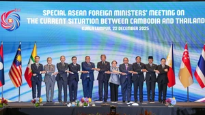 カンボジアとタイ間の現状に関するASEAN外相特別会合に出席した参加者たちが、12月22日にマレーシア・クアラルンプールで記念撮影に臨んだ。（写真：ベトナム外務省）