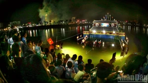 地元の祭りで行われた水上人形劇の公演が観客を魅了した。