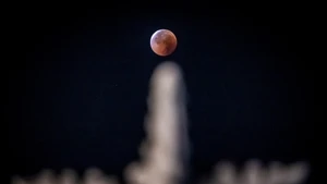 ハノイの空に現れた珍しい「ブラッドムーン」月食を観賞