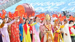 2025年9月2日朝、ハノイで開催された八月革命および建国記念80周年記念式典における文化・スポーツパレードの様子（写真：ズイ・リン）