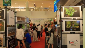 写真展を訪れる来場者たち