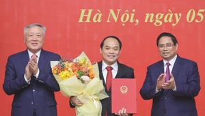 ファム・ミン・チン首相（右）とグエン・ホア・ビン常任副首相（左）は、グエン・クオック・ドアン氏を政府監察院の常任副総監察官に任命する決定書を授与した。（写真：VGP）