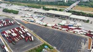 キムタイン第2国際道路国境検問所を通じた輸出に向け、貨物の準備が進められている。