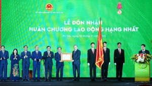 トー・ラム書記長が農業・環境省に一等労働勲章を授与した。