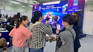 AIを活用して商品紹介動画を制作し、さまざまなデジタルプラットフォームで共有する若者たち