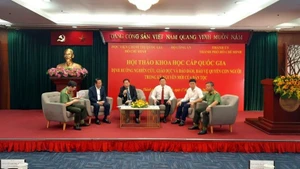 シンポジウムでパネルディスカッションに参加する代表者たち