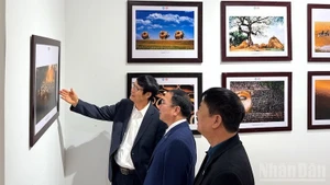 写真展を訪れる来場者たち