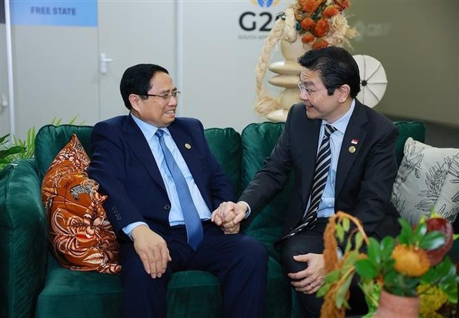 ベトナムのファム・ミン・チン首相（左）とシンガポールのローレンス・ウォン首相が11月23日、ヨハネスブルグで会談した。（写真：VNA）