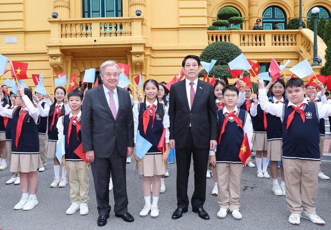 ルオン・クオン国家主席とアントニオ・グテーレス国連事務総長が歓迎式典で地元の子どもたちと記念撮影（写真：VNA）