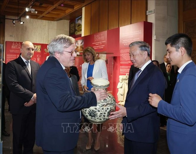 トー・ラム書記長がブルガリア国立歴史博物館にチューダウ陶磁器の花瓶を贈呈。（写真：VNA）