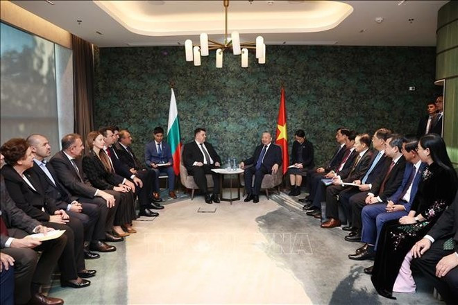 2023年10月23日、ソフィアで行われたベトナム共産党中央委員会のトー・ラム書記長とブルガリア社会党のアタナス・ザフィロフ党首の会談の様子。（写真：VNA）