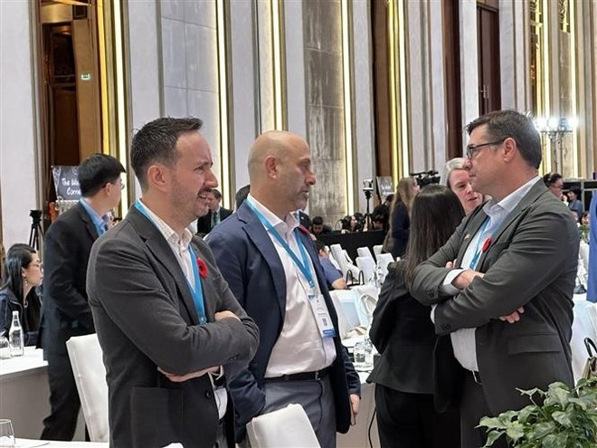 会議の合間に意見交換を行う海外の代表者たち（写真：VNA）