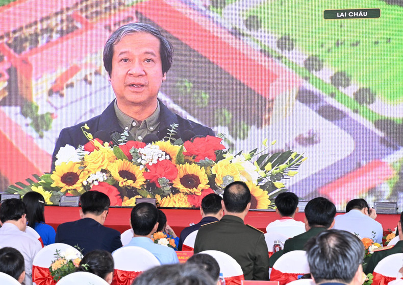 グエン・キム・ソン教育訓練大臣が、ライチャウ省からオンラインで挨拶を行った。