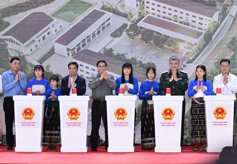 ファム・ミン・チン首相と関係者が起工の儀式を執り行った。