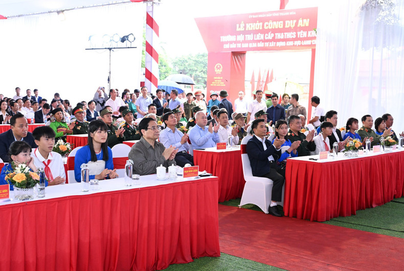 ファム・ミン・チン首相と関係者が、陸上国境地帯の社における小中一貫寄宿学校建設の起工式に出席した。