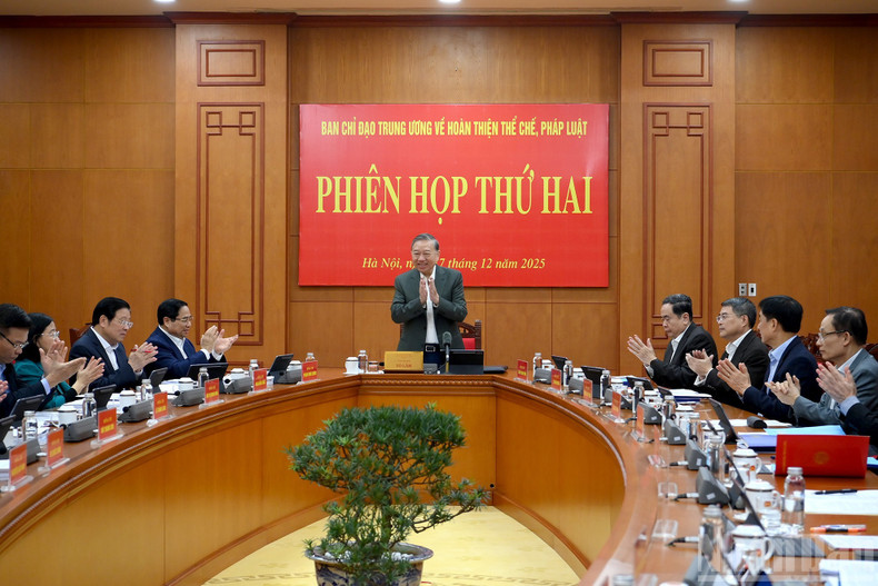 トー・ラム党書記長が、制度および法整備に関する中央指導委員会第2回会議の議長を務めた。