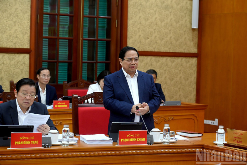 会議で発言するファム・ミン・チン首相