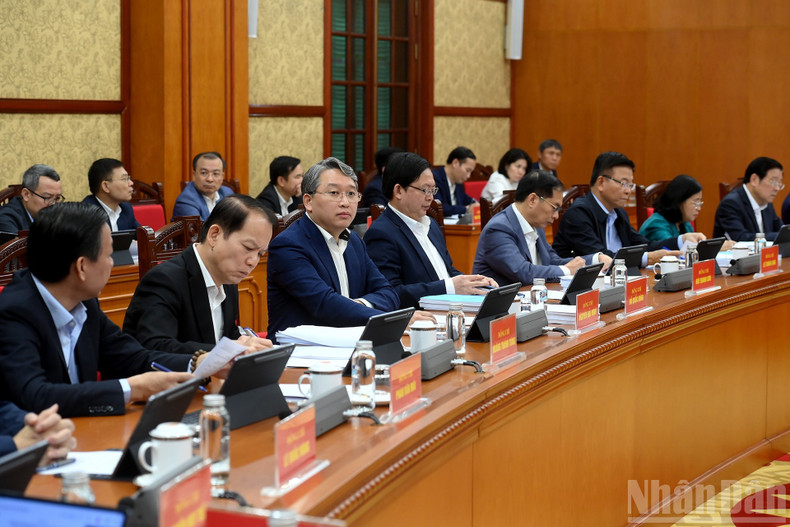 会議に出席する代表者たち