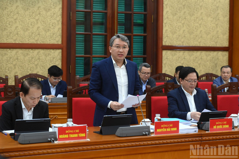 会議で報告を行うグエン・ハイ・ニン司法大臣