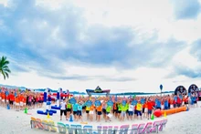 クアンニン省ハロンのビーチで行われたMICEグループのチームビルディング活動（写真：フエ・ヴー）