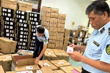 ハノイ市の市場管理当局が、電子商取引活動において違反の兆候が見られる商品を検査している様子（写真：ホアン・イエン）