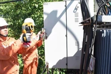 電気設備を点検するハノイ電力公社（EVNHANOI）の職員（写真：NDO）