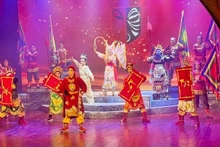 フェスティバル開会式での舞台パフォーマンス（写真：NDO）