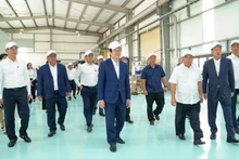 チュオン・タン・サン元国家主席、グエン・チ・ズン副首相、および代表団はHANSSIPにあるオオナガ社を視察した。（写真：NDO）