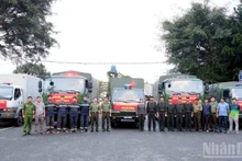 洪水で甚大な被害を受けたカインホア省の住民に届けるため、約34トンの野菜を積んだトラックが出発の準備をした。