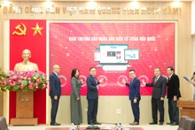 代表者らがボタンを押し、ニャンザン（Nhan Dan）新聞の韓国語ニュースサイトを正式に立ち上げた。（写真：TIEN DAT）