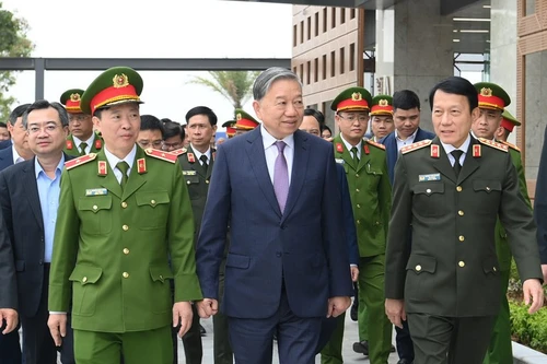 12月29日、ハノイのホアラック・ハイテクパークにある第1国家データセンターを視察するトー・ラム書記長（写真：ダン・コア）