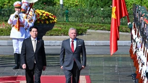 儀仗兵を閲兵するルオン・クオン国家主席（左）とヨルダンのアブドラ国王（写真：Nhan Dan）