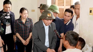 党中央政治局員で党中央委員会書記局常務のチャン・カム・トゥ氏が、洪水被害を受けたカインホア省ジエンディエン社の住民と面会した。（写真：VNA）