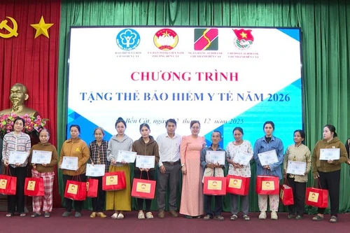 ホーチミン市社会保険傘下のベンカット社会保険が、地域の恵まれない住民に健康保険証を贈呈した。（写真：HSS）