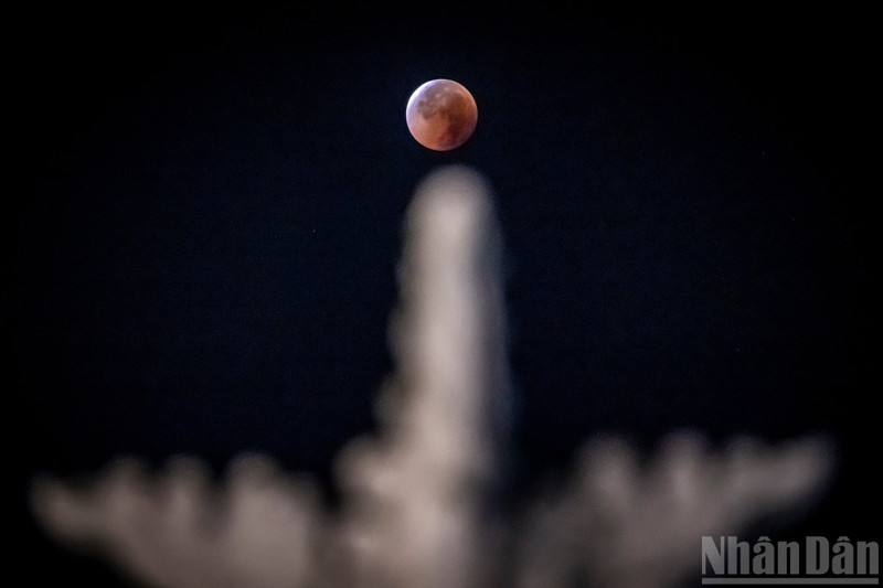 ハノイの空に現れた珍しい「ブラッドムーン」月食を観賞