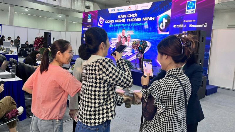 AIを活用して商品紹介動画を制作し、さまざまなデジタルプラットフォームで共有する若者たち